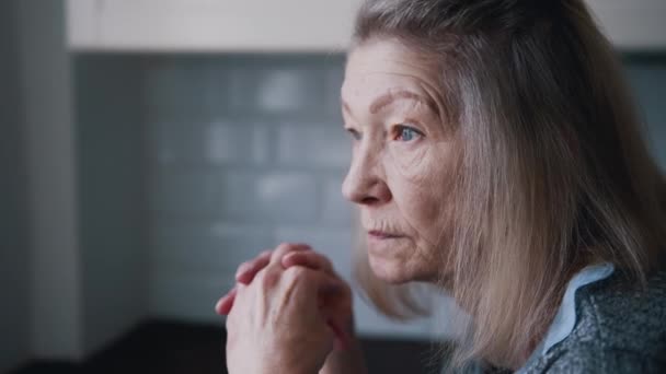 Pensieve eenzame depressieve oudere vrouw in haar huis - Video