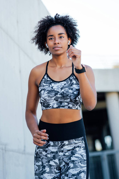 Afro athletic woman running outdoors. - Foto, afbeelding