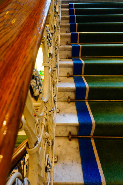 Лунд, Швеция Орнаментируйте лестницу и резьбу по дереву в старом отеле. - Фото, изображение