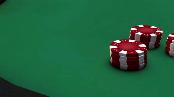 Πόκερ μάρκες που βρίσκονται σε ένα τραπέζι καζίνο. Κινηματογραφική λήψη Pan - Πλάνα, βίντεο