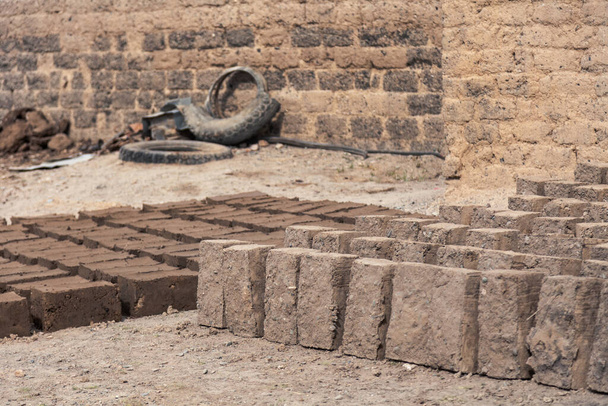 Производство глиняного кирпича в штабелях, кирпичи расположены по одному - Фото, изображение
