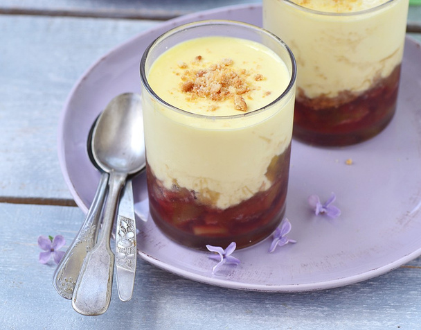 rabarber dessert met crème anglaise  - Foto, afbeelding
