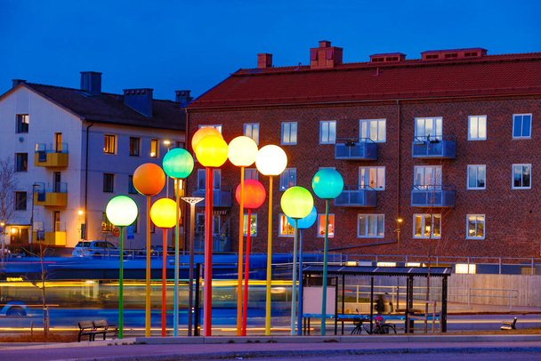 Halmstad, Suède, Le centre de voyage moderne et arrêt de bus principal dans le centre de la ville, et une sculpture d'épingle qui représente les épingles sur une carte. - Photo, image