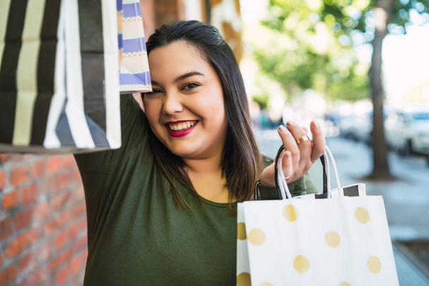 Young woman holding shopping bags. - Valokuva, kuva