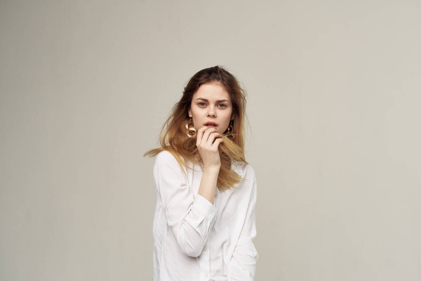 Mulher elegante camisa branca olhar atraente close-up - Foto, Imagem