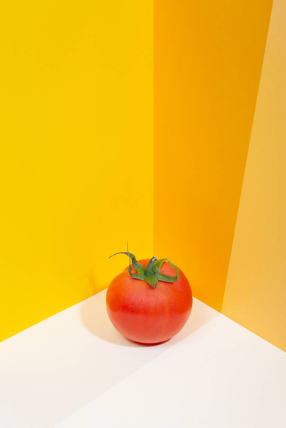 Abstraktní pozadí z listů barevného papíru s rajčaty - Fotografie, Obrázek
