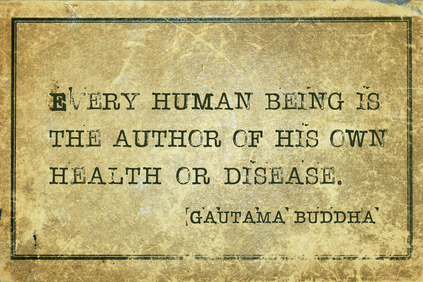 Ogni essere umano è l'autore della propria salute o malattia - famosa citazione di Gautama Buddha stampata su cartone vintage grunge - Foto, immagini