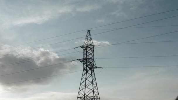 Torre de energía sobre un fondo del cielo - Metraje, vídeo