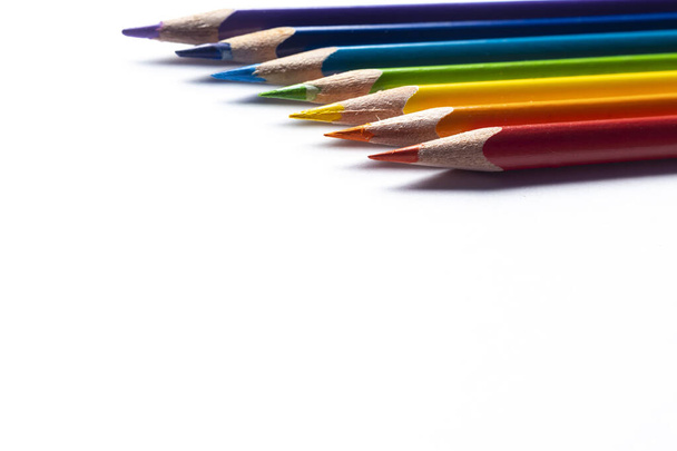 Vue rapprochée des crayons en bois de couleur arc-en-ciel avec une faible profondeur de champ sur fond blanc - Photo, image
