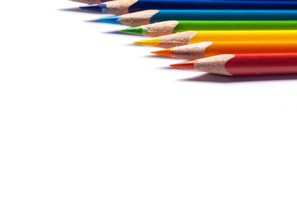 Закрыть горизонтальный вид на радужный цвет деревянных карандашей с мелкой глубиной резкости на белом фоне - Фото, изображение