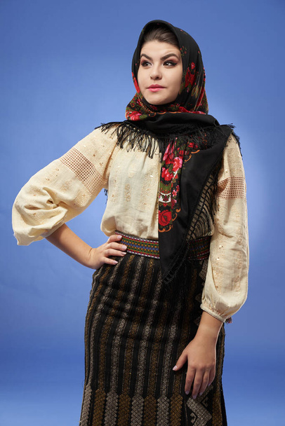 Young Romanian woman in traditional folklore costume - Foto, afbeelding