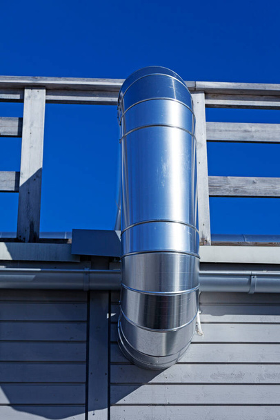velká a silná ventilační trubka na střeše  - Fotografie, Obrázek