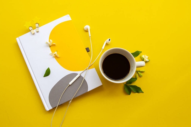 Notizbuch-Planer für geschäftliche Arbeit mit heißem Kaffee-Espresso-Anordnung flache Lay-Stil auf Hintergrund gelb - Foto, Bild