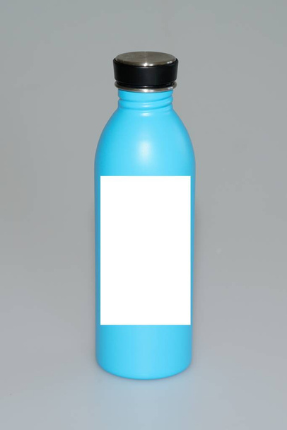Thermische Edelstahlflasche blau mit schwarzer Sung-Design-Vorlage für Verpackungs-Attrappe auf grauem Hintergrund - Foto, Bild