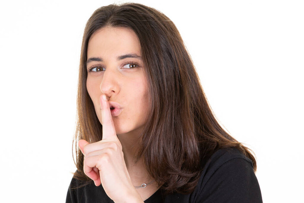 jeune femme fille doigt sur les lèvres dans shh secret silence main visage geste - Photo, image