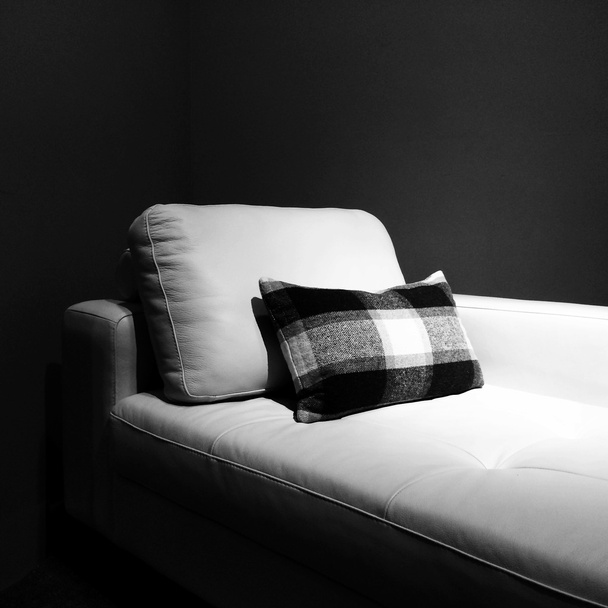 Biała kanapa w ciemnym pokoju - Zdjęcie, obraz