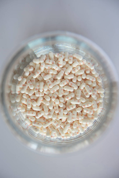 Selektive Fokuspillen. Lebensmittel der Zukunft. ein Glas gefüllt mit Medikamentenkapseln - Foto, Bild