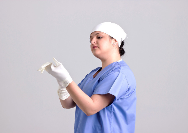 kobieta lekarz bierze operacji rękawice - Zdjęcie, obraz
