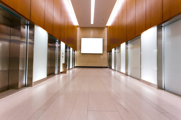 άδειος διάδρομος στο σύγχρονο κτίριο γραφείων - Φωτογραφία, εικόνα