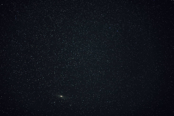 hemel in de nacht met sterren planeten en kometen - Foto, afbeelding