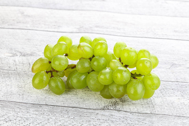 Ramo de uva verde doce maduro isolado - Foto, Imagem