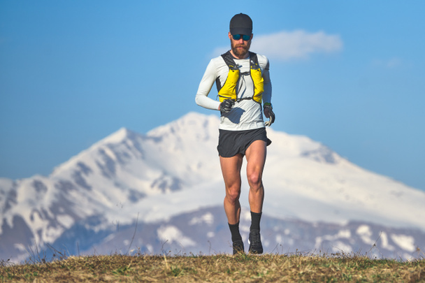 Homme athlète de voyage dans les montagnes en haute altitude - Photo, image