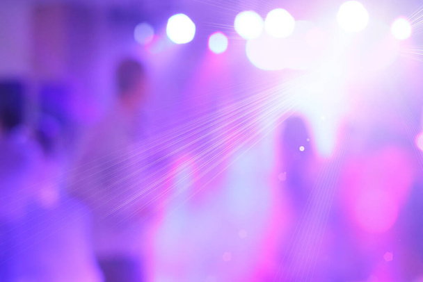Luces coloridas borrosas en fiesta disco - Foto, imagen