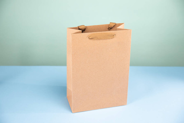 bolsa de papel marrón grande para comestibles delanteros - Foto, imagen