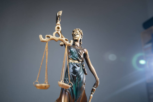  концепція права статуя леді справедливості з масштабами справедливості
 . - Фото, зображення