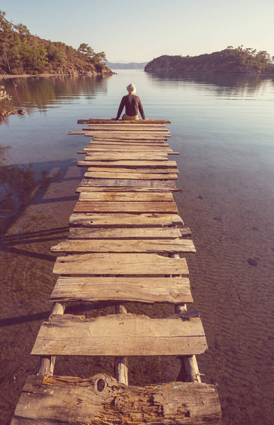 muelle en el lago al amanecer - Foto, imagen