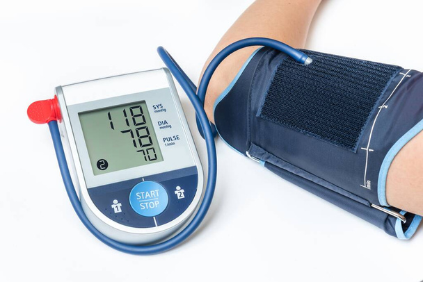 Монітор кров'яного тиску з нормальним рівнем тиску ізольовано на білому
 - Фото, зображення