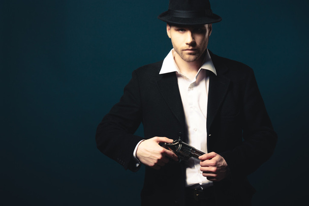 man holding a handgun - Zdjęcie, obraz