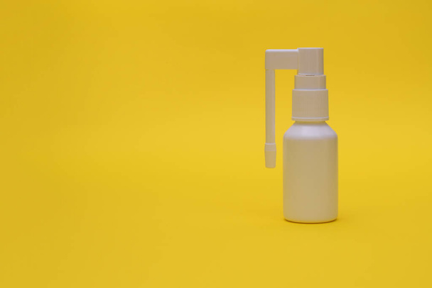 Spray for the treatment of diseases of the throat and oral cavity. mock up - Foto, immagini