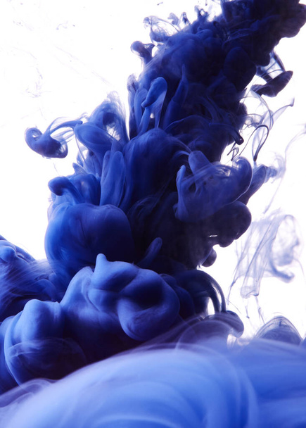 Αφηρημένο μπλε μελάνι σε νερό που απομονώνεται σε λευκό φόντο - Φωτογραφία, εικόνα