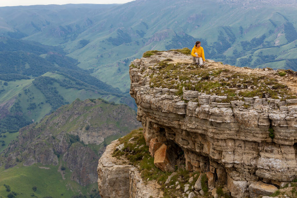 Op de rand van een klif. Plateau Bermamyt, Karachay-Tsjerkess Republiek, Rusland - Foto, afbeelding