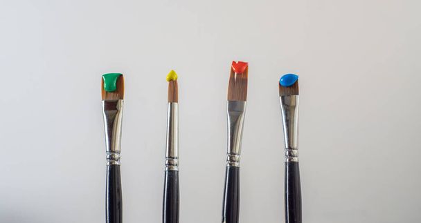 pinceaux artistiques à l'huile colorée sur fond blanc outils peintre - Photo, image