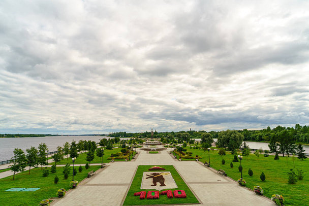 Jaroszlavl, Oroszország. Strelka park, Volga folyó. Jaroszlavl címere - Fotó, kép