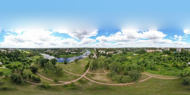 Ρζεφ, Ρωσία. Πανόραμα 360 του κέντρου της πόλης. Αεροφωτογραφία του Βόλγα και του αναχώματος - Φωτογραφία, εικόνα