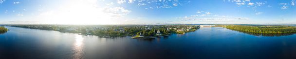 Uglich, Russland. Panorama des Wolga-Ufers, Wasserkraftwerk Uglich, Tor. Panorama 360 - Foto, Bild