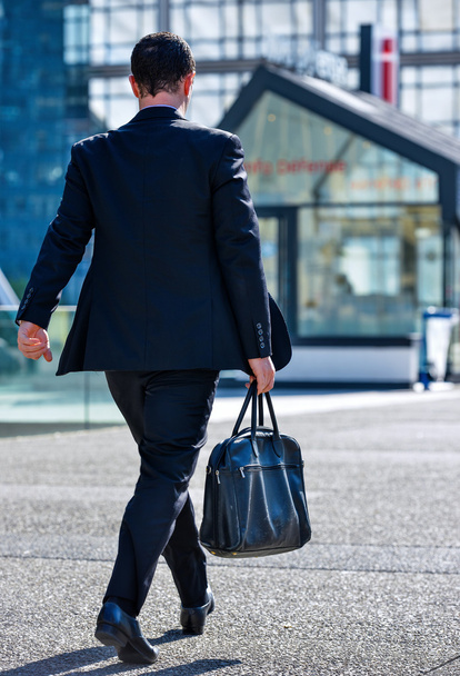 Business traveler man walking with suitcase in the street - Photo, Image