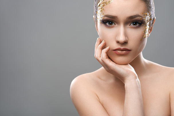 pretty girl with golden make-up art - Foto, afbeelding