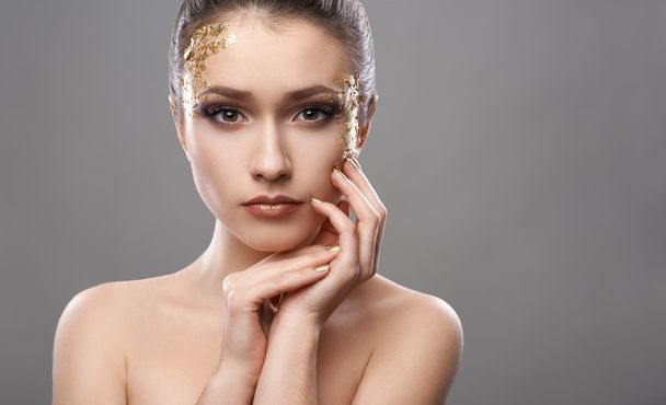 pretty girl with golden make-up art - Foto, afbeelding