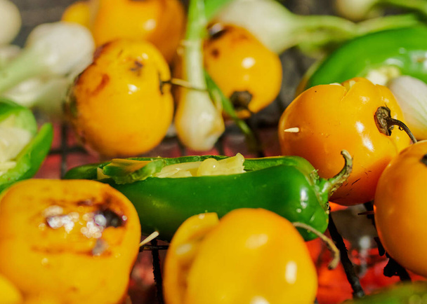 A closeup shot of grilled jalapeno, yellow peppers and green onions - Foto, afbeelding