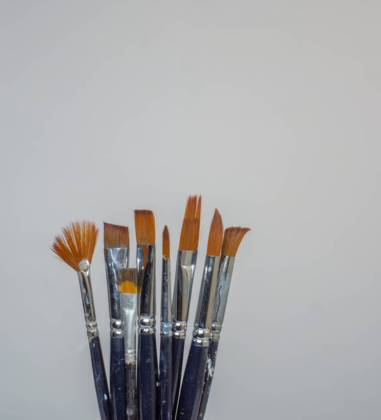 művészi kefék színes olaj fehér háttér festő eszközök - Fotó, kép