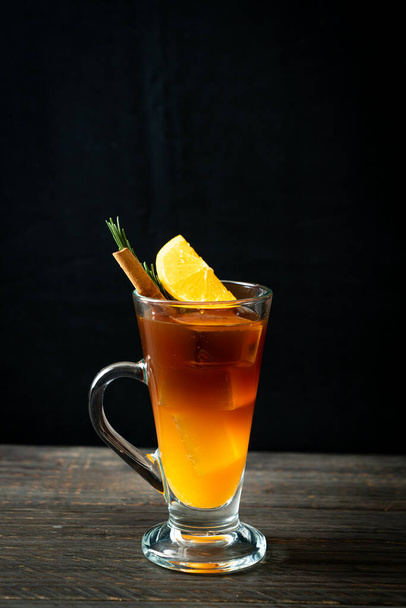 Sklenice ledové americké černé kávy a vrstva pomerančové a citrónové šťávy zdobené rozmarýnem a skořicí - Fotografie, Obrázek