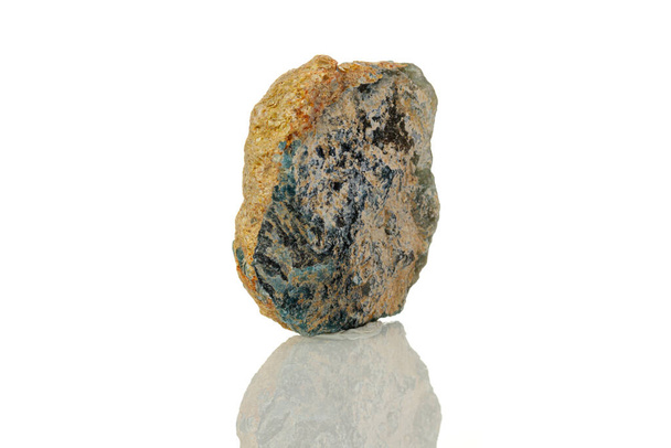 makro minerální kámen Chrysocolla na bílém pozadí zblízka - Fotografie, Obrázek