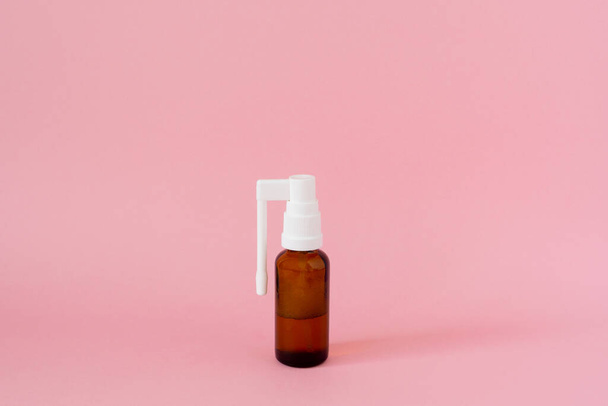 Remédios para pulverização da garganta, medicamentos orais ou nasais, sobre fundo rosa - Foto, Imagem