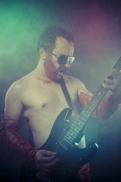 rocker férfi elektromos gitár - Fotó, kép