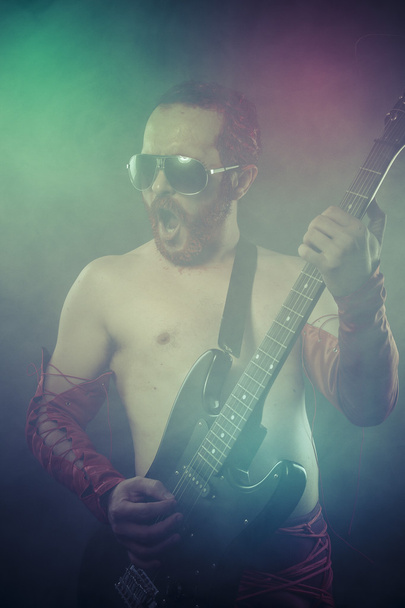 rocker muž s elektrická kytara - Fotografie, Obrázek