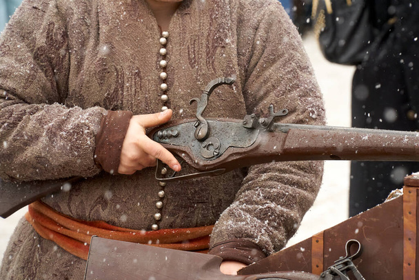Toz kilidi tüfeği. 16. yüzyıl. - Fotoğraf, Görsel